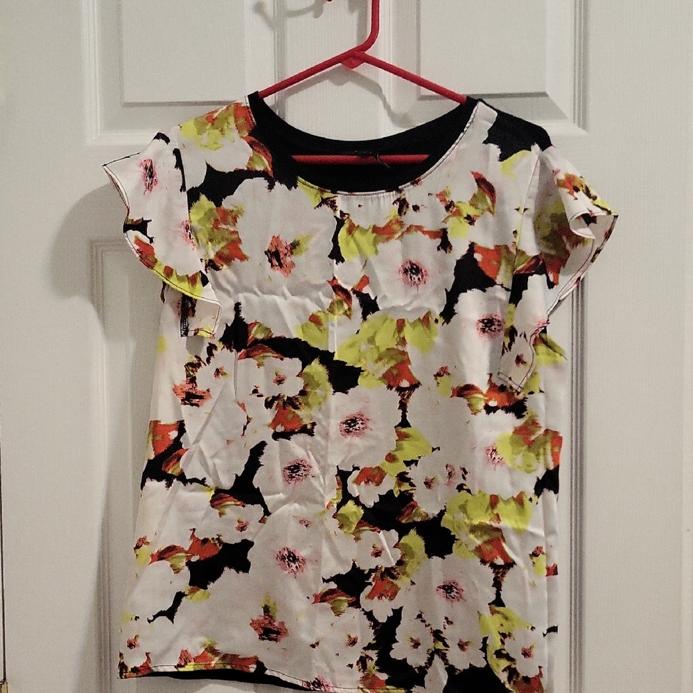Dkny Black and White Graphic Blouse with Cap Sleeves